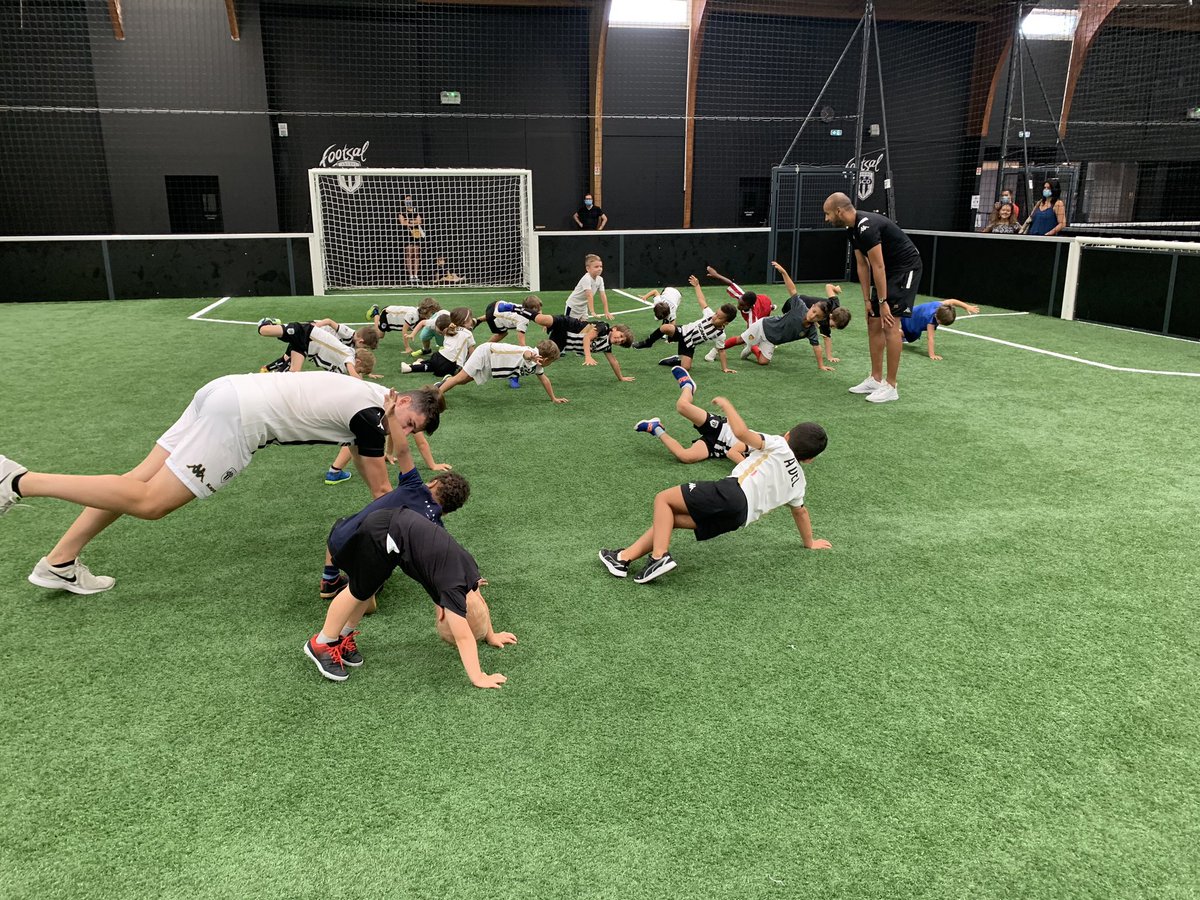 SCOFootsal's tweet photo. 📸 Retour en photos sur une nouvelle très belle semaine de stage !
🙏 Un grand merci à toutes et tous et allez le SCO !
#StageAngersSCO 🖤🤍 #PleinLesYeux https://t.co/4LMUOZIcXu