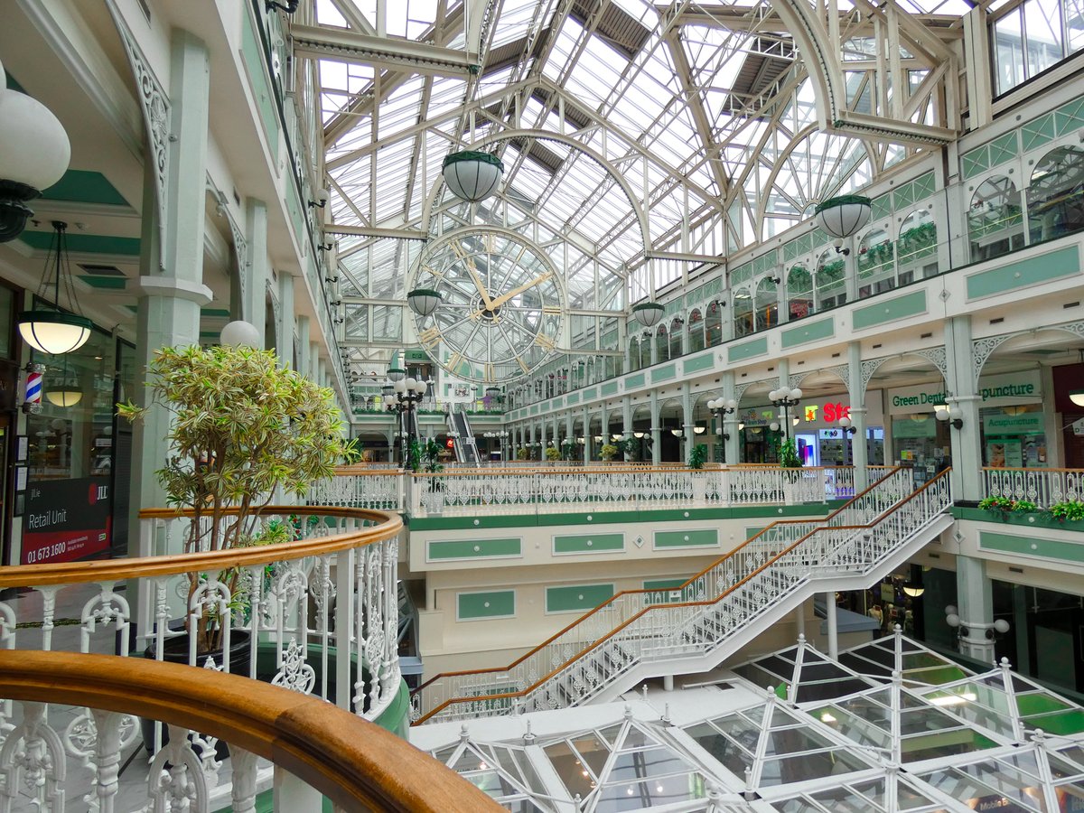 JacksonCourtDub's tweet photo. Have you been to see the iconic giant clock at Stephen’s Green Shoping Centre? 🕰

Just a five minute walk from our front door https://t.co/NUYFxrNqCm