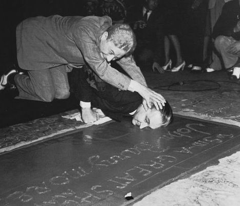SoScarlett1's tweet photo. John Barrymore had his face pressed into the cement at Grauman's Chinese. I'm not sure if it was a great honour or humiliation #classicprofile #Barrymorefamily #actingdynasty #OldMovies #vintagehollywood #classicmoviestars #Hamlet #vintageglamour #vintagehollywood #oldHollywood https://t.co/fysn7YN5Zl