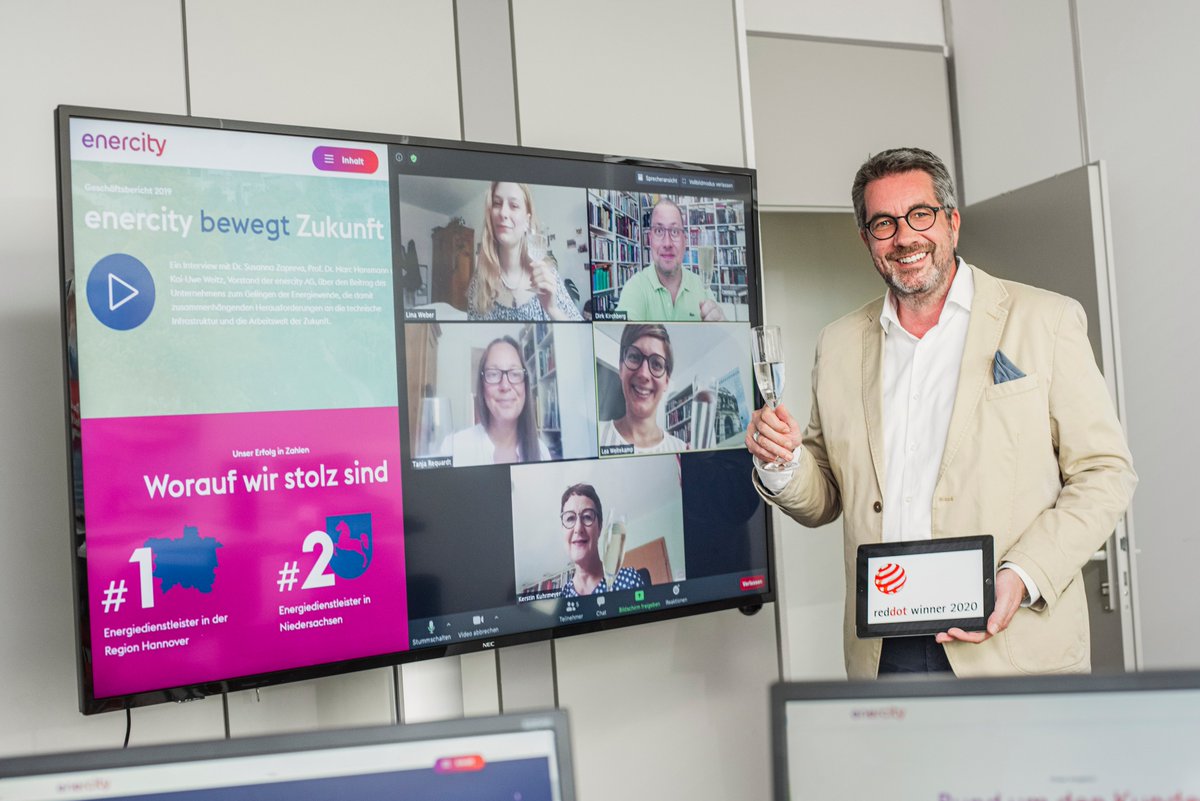 enercity_presse's tweet photo. So sehen Sieger aus: @enercity und @C3_content erhalten Auszeichnung für digitalen Geschäftsbericht. „Ein Energiedienstleister von morgen macht auch einen digitalen Geschäftsbericht von morgen“, so Kommunikationschef @DirkLindgens @c3infodesk @reddot 🍾🏆🥇https://t.co/njjIGZZjqn https://t.co/oH1bN80mxF