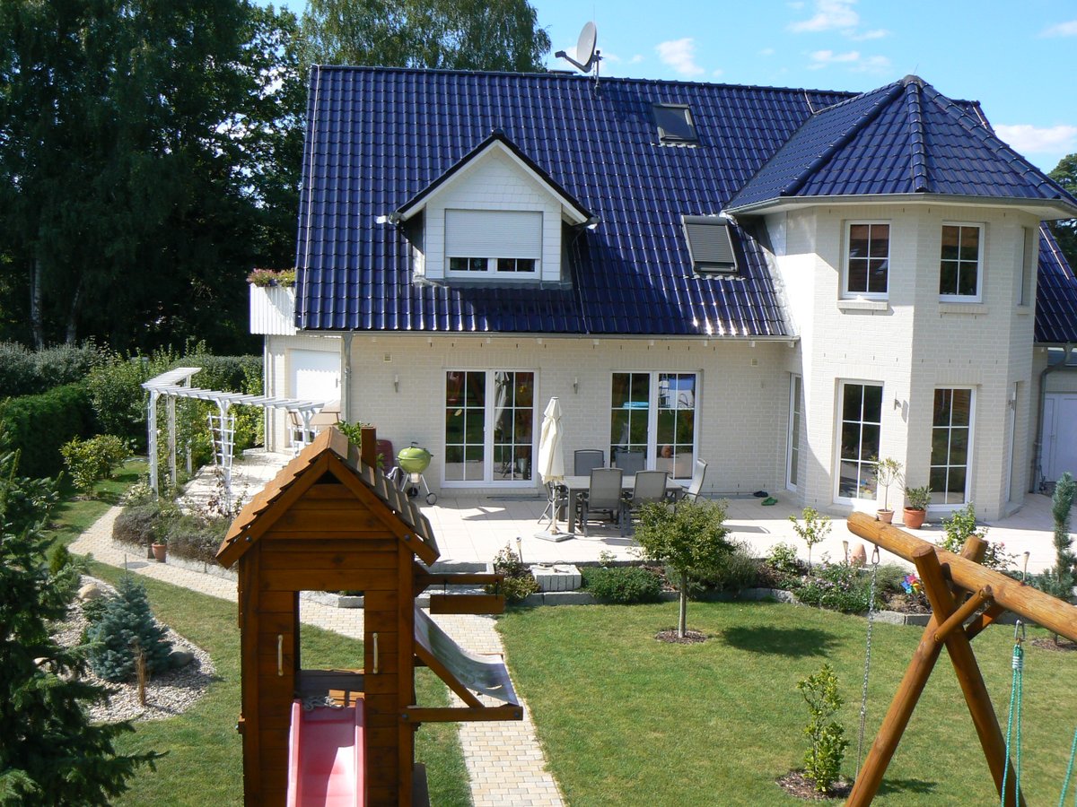 Bauunion1905's tweet photo. Ein Hauch von Luxus und Individualität auf großem Raum. Hinter der weißen #Klinkerfassade verbirgt sich unser #L500 – ein #Landhaus mit Flair. Der #Turmerker und das tiefblaue Dach sind nur zwei der unzähligen #Stilelemente. Infos: https://t.co/Xq84UllXVA. Wir ❤️ Bauherrenfotos. https://t.co/myJ7oykUK7