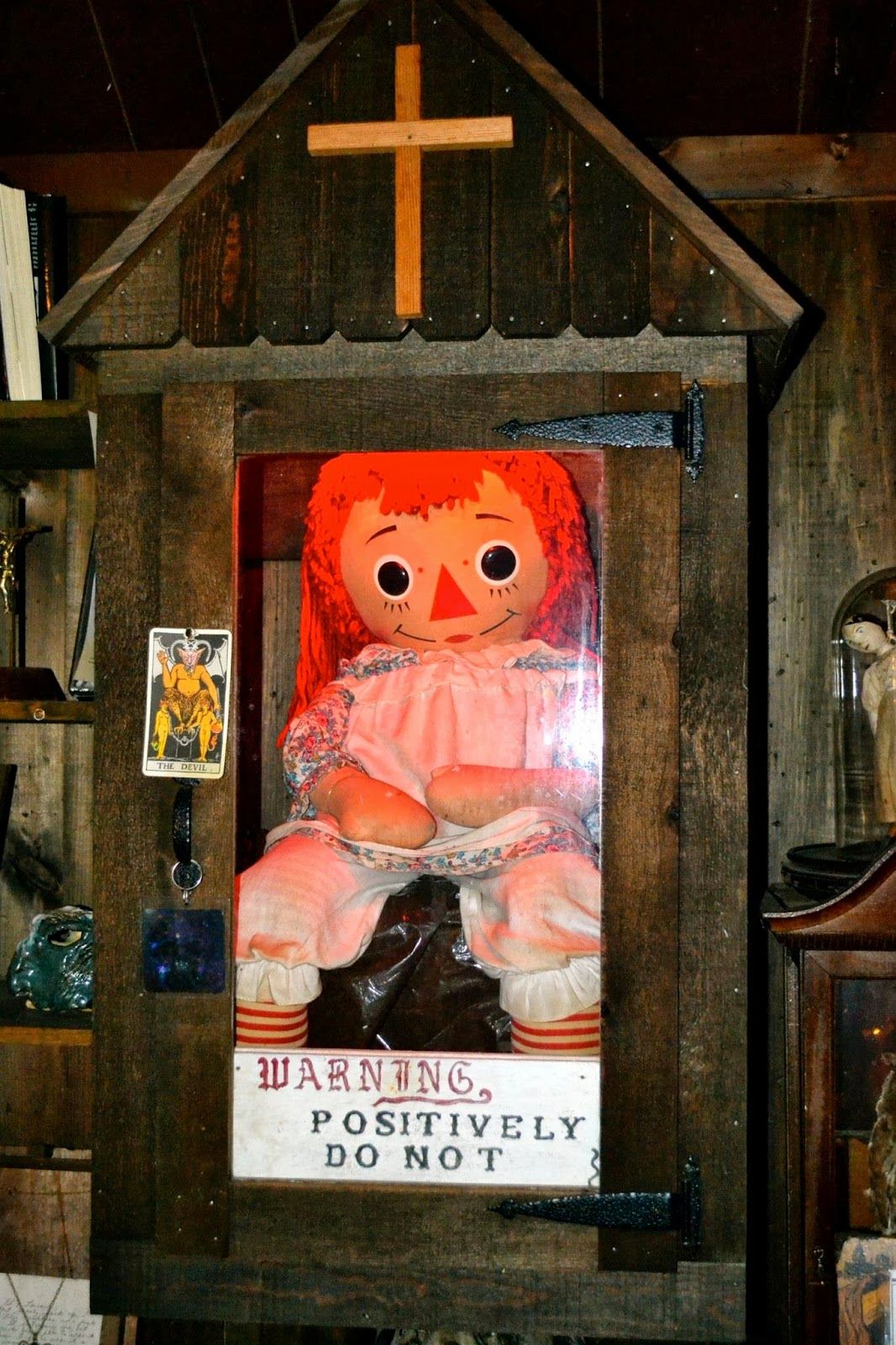 Horror Losers on X Se rumorea que la muneca ANNABELLE la de verdad se ha escapado de su vitrina en la casa de los Warren como bien predijo Annabelle Comes Home Al
