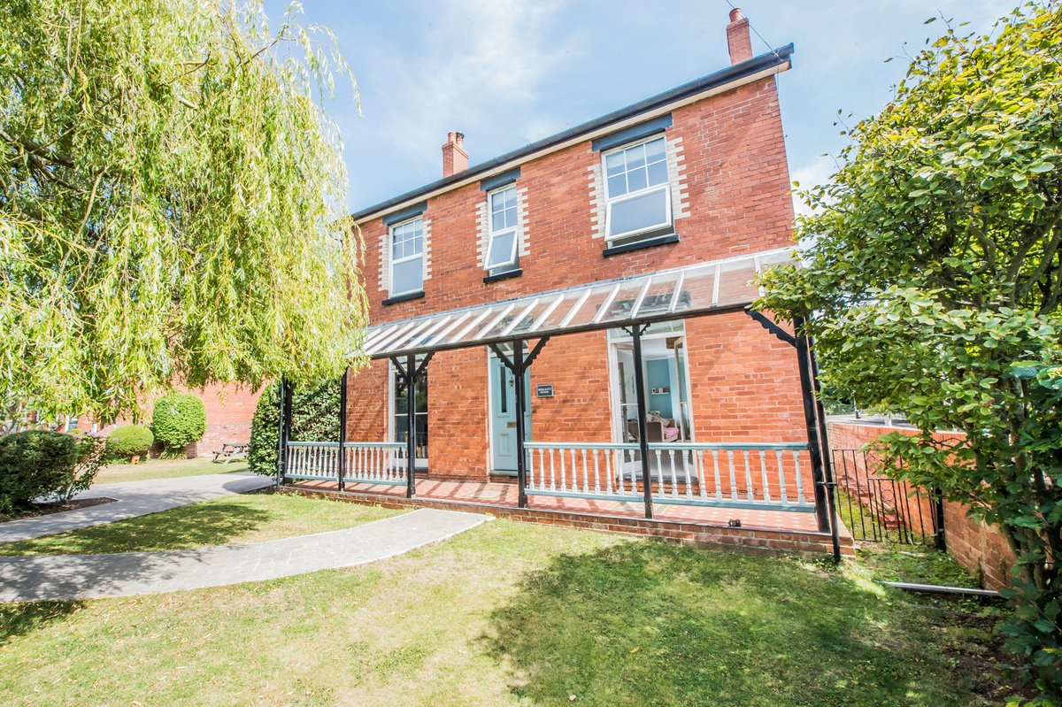 GRWPhotoBIZ's tweet photo. Some property photography took me to Exmouth recently, for Links Estate agents. If you're looking to sell or market a property or workspace in the South West, I can help. #propertybusiness #propertyphotography #marketingphotography #commercialphotographer #commercialphotography https://t.co/I5zXwYlfOS
