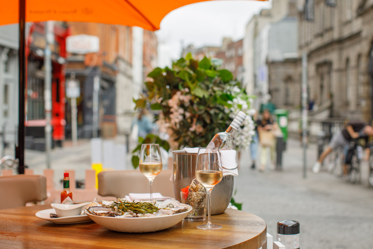 Savour Summer with Oysters &amp; Rosé al fresco at our sister restaurant, <a href="/SoleDublin/">SOLE Seafood & Grill</a>, this weekend. Their gorgeous outdoor dining area on South William St is the perfect place to experience their Gris Blanc rosé menu, available this Sat and Sun. Book now: tinyurl.com/BookSOLEFB
