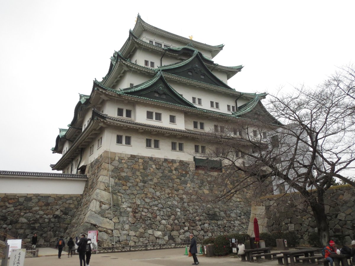 While some of the issues are less charged, the current heated debates over the demolition and wooden reconstruction of the concrete Nagoya Castle keep (pic) echo many of the concerns from six decades ago. The Ozu offer, in spite of its seeming decadence, 17/19