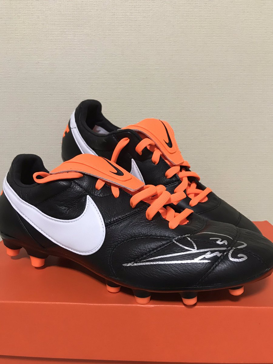 juvepiero10's tweet photo. Charity Starsさんで落札したピルロ直筆サイン入りスパイクNike Premier ll FG到着♪( ´▽｀)

サイン入りユニフォーム・スパイク・ボール・カードが揃ってプチピルロ博物館完成👏 https://t.co/5DVGUYcVtl