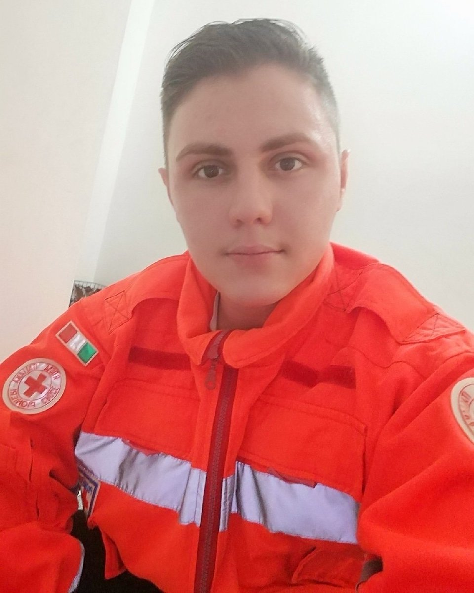 Ciro21061998's tweet photo. 🇮🇹❤️Working in Italy is very demanding as in all other countries, but mine works as a rescuer has many responsibilities.  I like my job, because every day together with my work colleagues we help so many people, Yours sincerely from Italy🇮🇹
#italy #work #Covid_19 #rescuer https://t.co/dg8cMK1Nwa