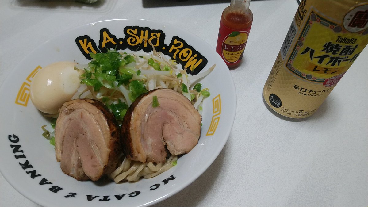 s_shira_918's tweet photo. アソコの麺で
油ソバもどき（笑）
味玉…固かったな😭失敗

でも旨かった😋👍

ご馳走様でした🙏

#油そば
#MCGATA
#KASHEROW
#レモスコ 
#ハイボール 
#おうちご飯 https://t.co/g4wktVNPQX