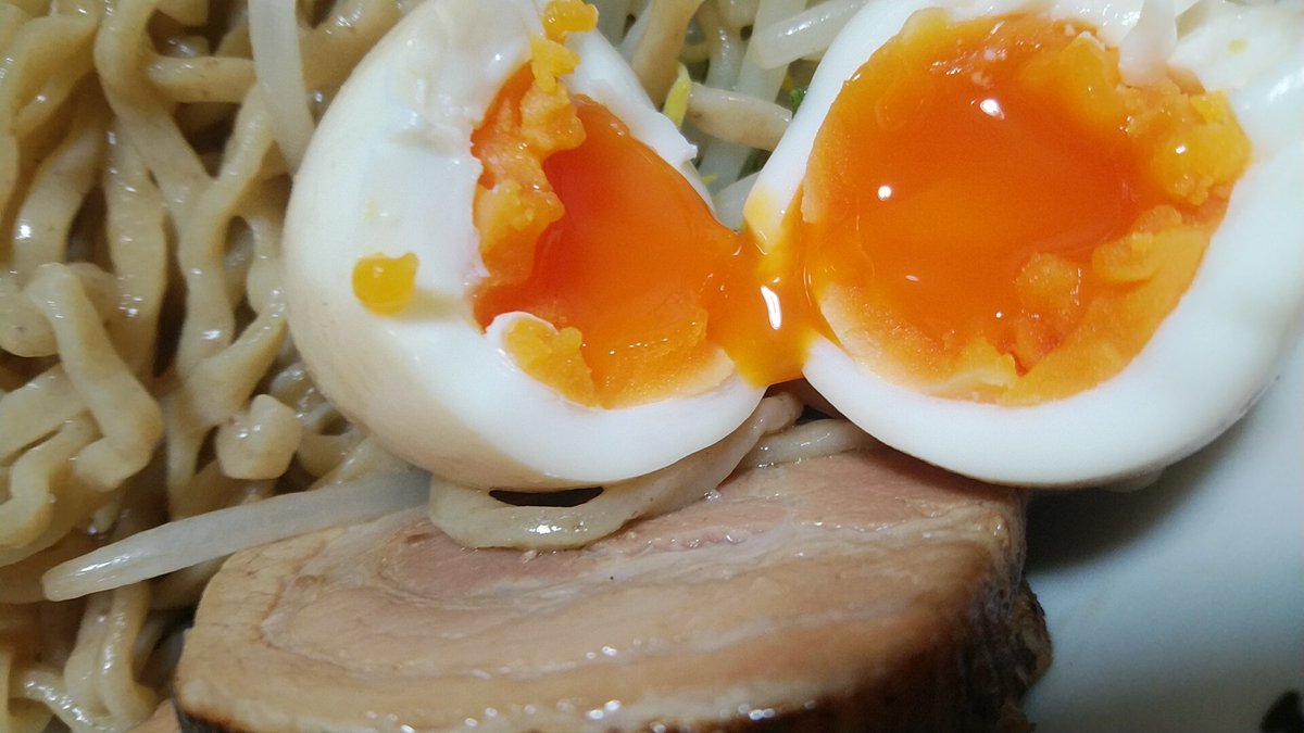 s_shira_918's tweet photo. アソコの麺で
油ソバもどき（笑）
味玉…固かったな😭失敗

でも旨かった😋👍

ご馳走様でした🙏

#油そば
#MCGATA
#KASHEROW
#レモスコ 
#ハイボール 
#おうちご飯 https://t.co/g4wktVNPQX
