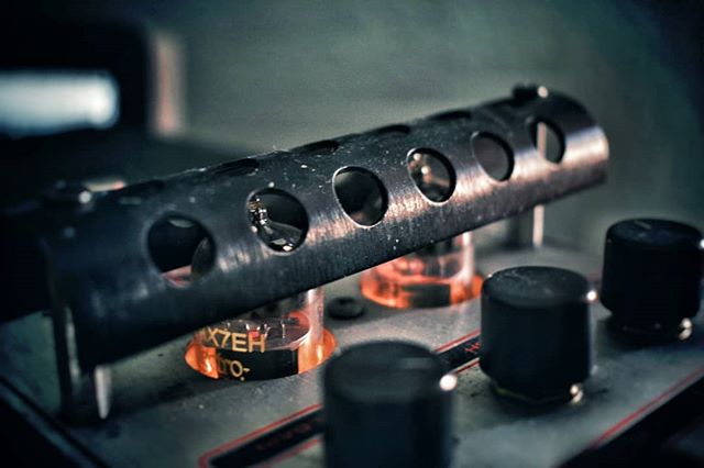EHX's tweet photo. Tubes light up my life
π· @LeonMont_Guitar
#ehx #electroharmonix #ehxtubes #electroharmonixtubes #vaccumtubes #valves #tungsol #mullard #genalex #goldlion #sovtek #svetlana #12ax7 #12ax7eh https://t.co/vsDlO7Jjwy