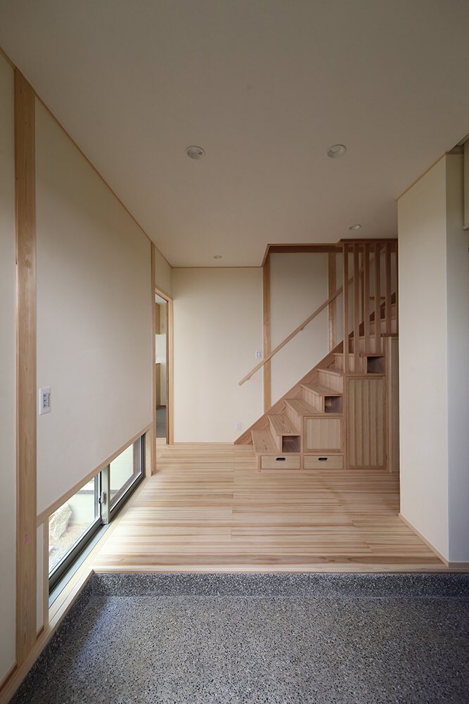 暮らすびと岡山 玄関を開けると印象的な箱階段 和モダンの雰囲気にぴったり 設計施工 株式会社タウンハウス 問い合わせ 050 5871 9437 暮らすびと タウンハウス 岡山工務店 工務店 注文住宅 家づくり 玄関 和モダン おしゃれな家 木の家