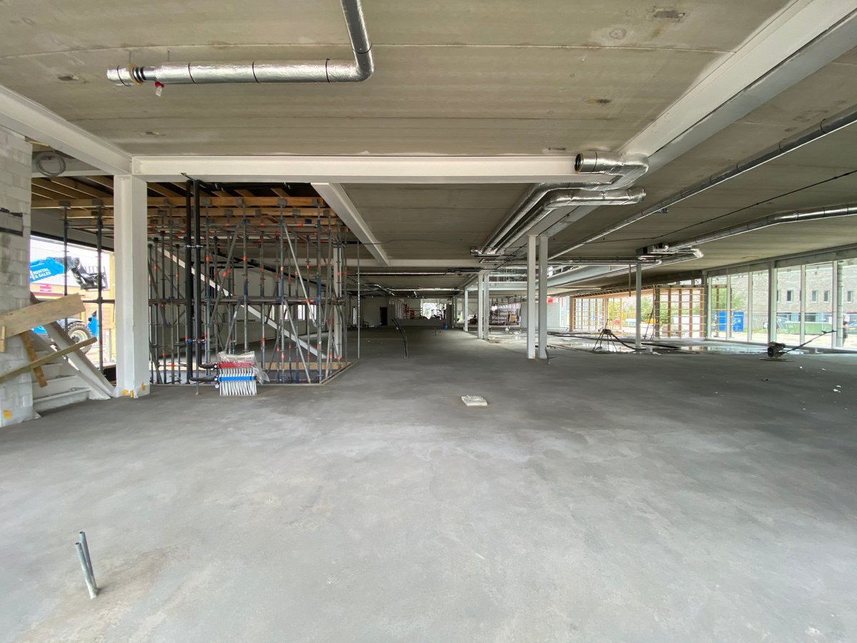 𝗪𝗮𝘁 𝘄𝗼𝗿𝗱𝘁 𝗵𝗲𝘁 𝗺𝗼𝗼𝗶 🏗 🏢
De bouw van onze nieuwe vestiging in Veldhoven vordert. Het frame wordt inmiddels voorzien van zijn jasje en de elementen van de showroom en werkplaats worden steeds beter zichtbaar. Wij kunnen niet wachten tot november!