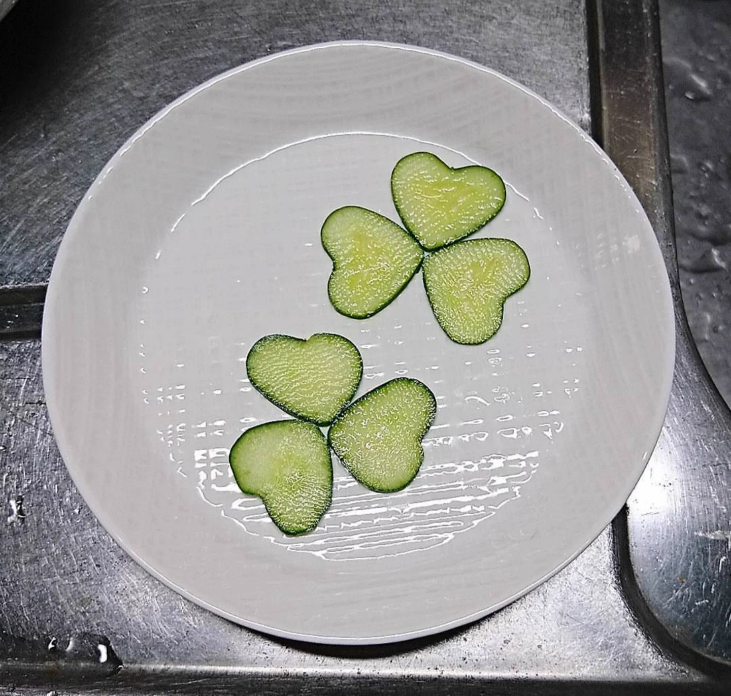 @ponponpokotan @Qulage_hitsuji3 小さいうちに型に入れるとできますね。うちも家庭菜園でつくってますよ。 