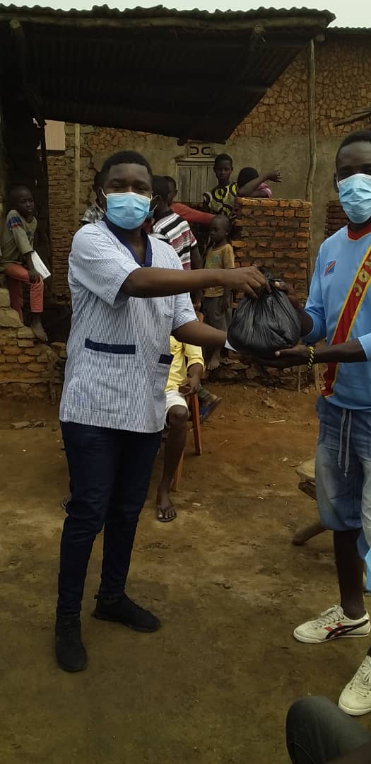 AnssBurundi's tweet photo. Visite à domicile de la population clé affectée par la covid-19 et distribution d'un kit alimentaire à #Gatumba par les médiateurs de santé de l'#Anss https://t.co/DkDUZmzi50