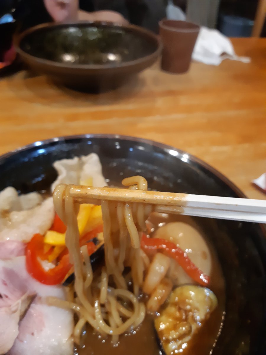 黒うさぎ 今日の晩飯はフォロワーさんと一緒に 奈良の有名ラーメン店 まりお流に 行ってきました 十何組の待ち客 40分ほど待ちました スパイシーエビカレーラーメンとライスの大をいただきました フォロワーさんは まりお流名物 箸が立つ ドロドロ系の最上級