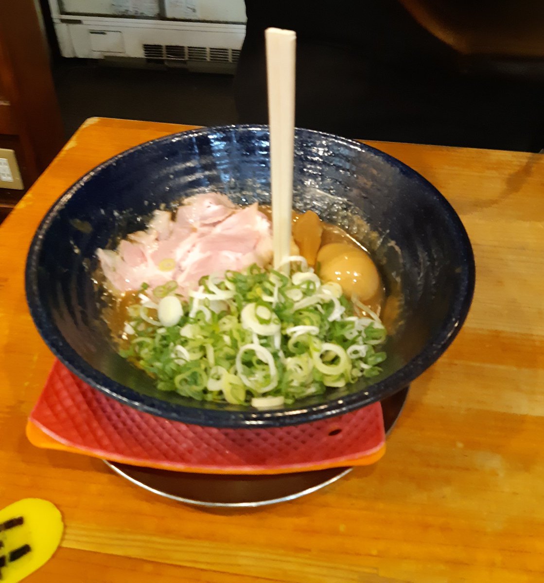 黒うさぎ 今日の晩飯はフォロワーさんと一緒に 奈良の有名ラーメン店 まりお流に 行ってきました 十何組の待ち客 40分ほど待ちました スパイシーエビカレーラーメンとライスの大をいただきました フォロワーさんは まりお流名物 箸が立つ ドロドロ系の最上級