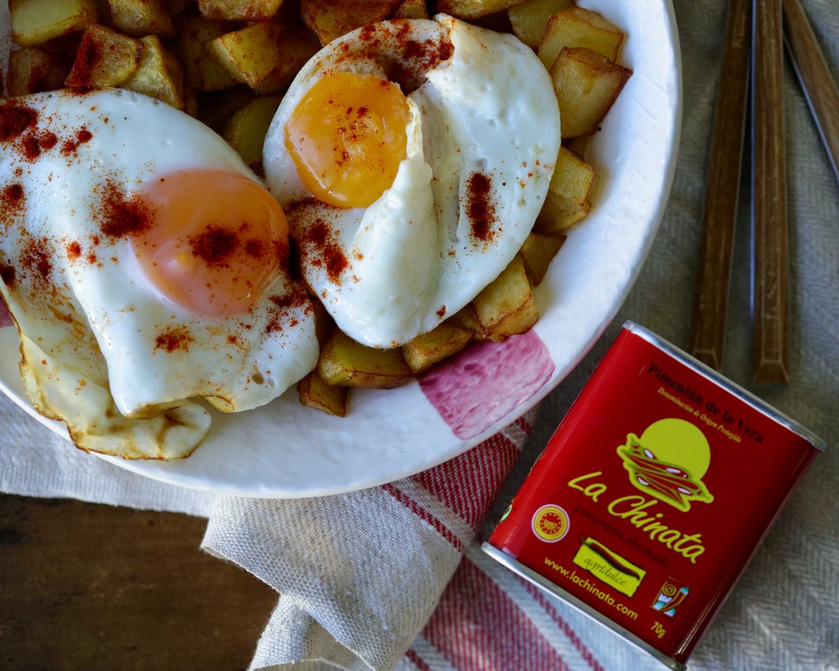 lachinatacom's tweet photo. ¡Nada como un sencillo plato de #PatatasConHuevos y nuestro #delicioso #PimentónAhumado #LaChinata! #PimentónDeLaVera #HuevosRotos #Pimentón
-
Nothing like a simple #meal of #fries with #eggs and our #delicious #SmokedPaprika Powder La Chinata! #SpanishFood #PaprikaPowder https://t.co/2kA4f9ldFB