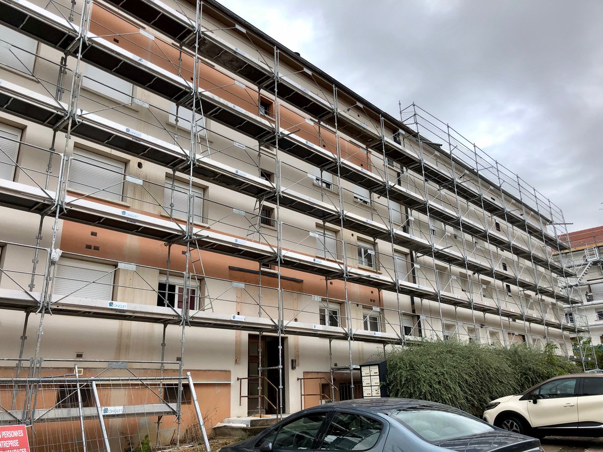 [Travaux en cours] 
🏗️ Néolia Groupe <a href="/ActionLogement/">Action Logement</a> réhabilite 5 immeubles : 96 logements à #Dole. Confort, modernité, performance énergétique pour nos clients locataires. #Emplois des entreprises locales : #engagement de l’équilibre économique et social de nos territoires. 🙂