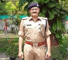 BBKNews's tweet photo. जिले का बढ़ा सम्मान, बाराबंकी के SP अरविंद चतुर्वेदी जी को भारत के राष्ट्रपति ने गैलेंट्री अवार्ड से किया सम्मानित

साल 2005 में STF के DSP रहते हुए अरविंद चतुर्वेदी की टीम ने मलाड के एक मॉल में कृष्णानंद राय के हत्यारे फिरदौस को इनकाउंटर में किया था ढेर,14 साल बाद मिला पुरुष्कार https://t.co/XkXuVfktsQ