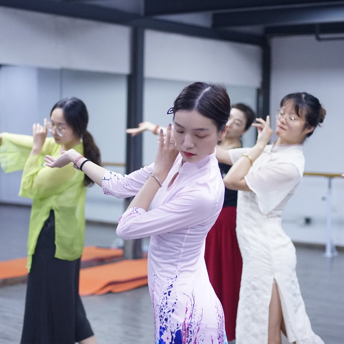 L_somuns's tweet photo. 选了好久的衣服，就是没选好比赛的时候穿啥🤣🤣 https://t.co/foEZOnEaWJ