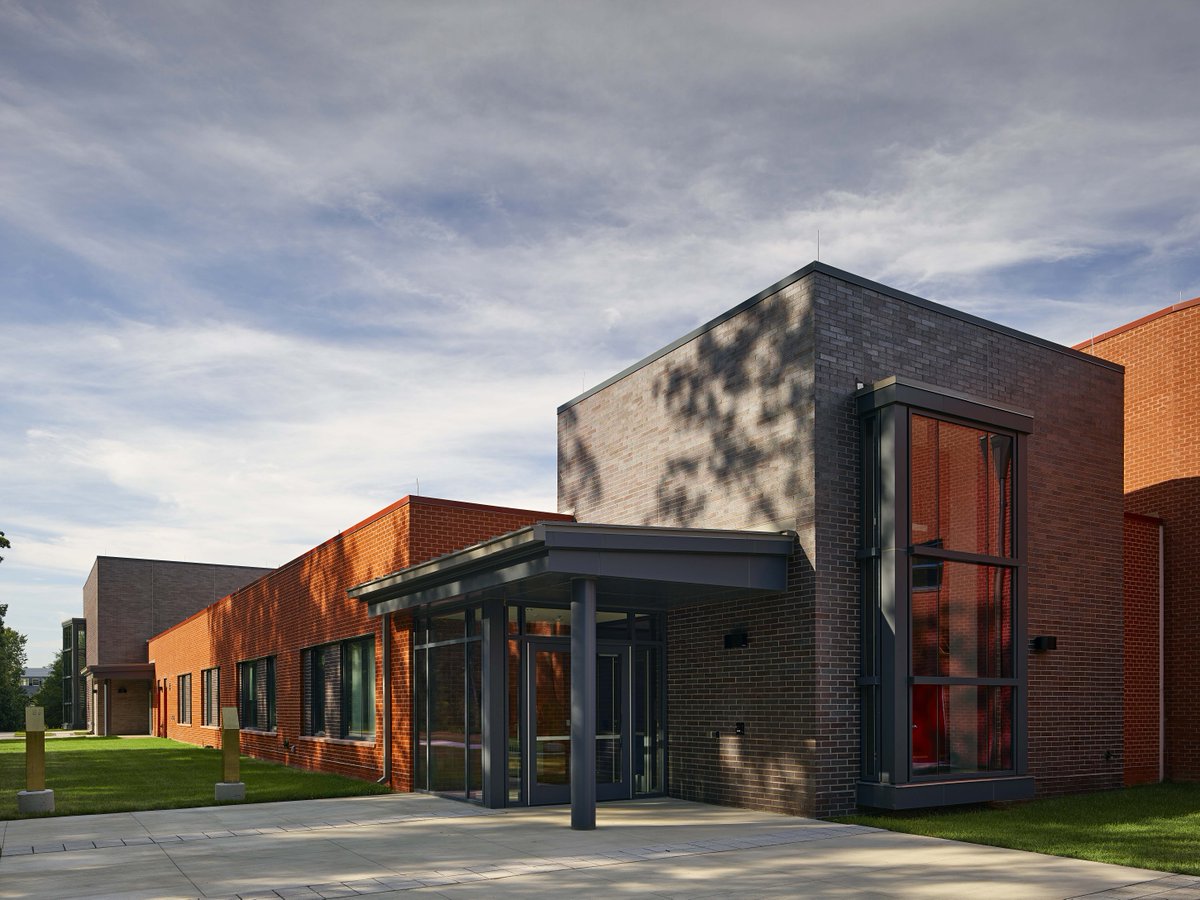 DAVISbuilds's tweet photo. 🎭 Education doesn't just mean chalkboards and books—it means culture, too! Opening earlier this year, the Education and Rehearsal Wing at the Hylton Performing Arts Center is a place for @georgemasonu students to collaborate and perform.
📸 @holdsworthphoto #DAVISinMotion https://t.co/98WFN7f8XM