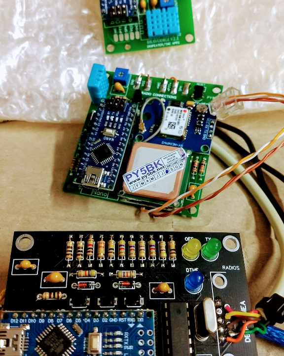 RadioOSG's tweet photo. Placas projetos #APRS e repetidora
Agora correr atrás dos rádios
#Digipeater #Bravodigi
#BravoTracker
#Controladora #repetidora #Bravonic
www. PY5BK . NET https://t.co/BG36toOi3O
.
.
.
.
.
#hamradio #radioamador #amateurradio #bitbaru #kisstnc #motorla #icom #kenwood https://t.co/J8ZOWO40BY