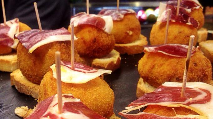 Una #croqueta casera de jamón ibérico nunca te falla: ¡delicia pura! #LaLaurel 🍷

#taberna #riojas #tapas #buenrollo #CalleLaurel #Logroño #migas #temerecesunrioja #tienescasaenlogroño #winelover