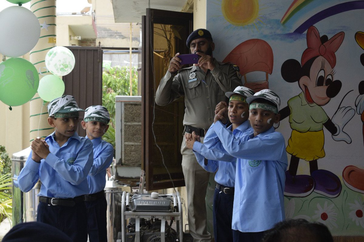 grassroots_pak's tweet photo. CEO LPP Dr. Abdul Saboor @Saboor1970 participated in #14AugustAzadiDay celebrations at Child Protection &amp; Welfare Bureau Multan as a Chief Guest. He called for efforts at grass roots level to improve child rights situation. Officials of @NHMPofficial Multan also joined ceremony. https://t.co/VBKwKYdI0a