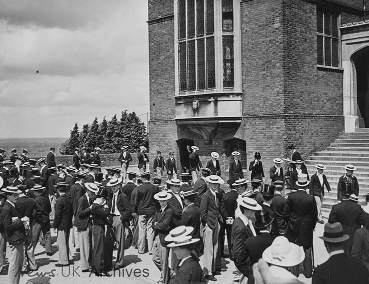 NewsUKArchives's tweet image. Harrow School in traditional blazers and straw boaters on Speech day. 29.06.1939 #gritandperseverance #hustle #thehustlebegins. #Harrow #AlevelResults