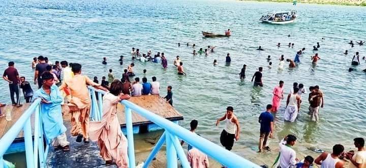 HullioSikandar's tweet photo. These are today's images of  #Kalankar lake at white desert of Sanghar with thousands of tourists - enjoying #HappyIndependenceDay among millions across country. Thankyou #SindhGovt for turning a desert lake of rain-water into one of most happening places in Sindh. @sardarshah1 https://t.co/2a2zjWGJiV