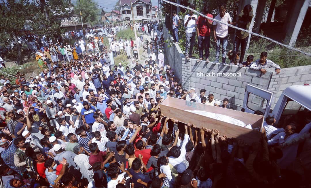 hussain_imtiyaz's tweet photo. The devastation that terrorism does to families is immeasurable and bereaved mothers of Kashmir know what it means. Wailing relatives of martyred cop in pics. Heartfelt condolences. https://t.co/wxdnlFc63V