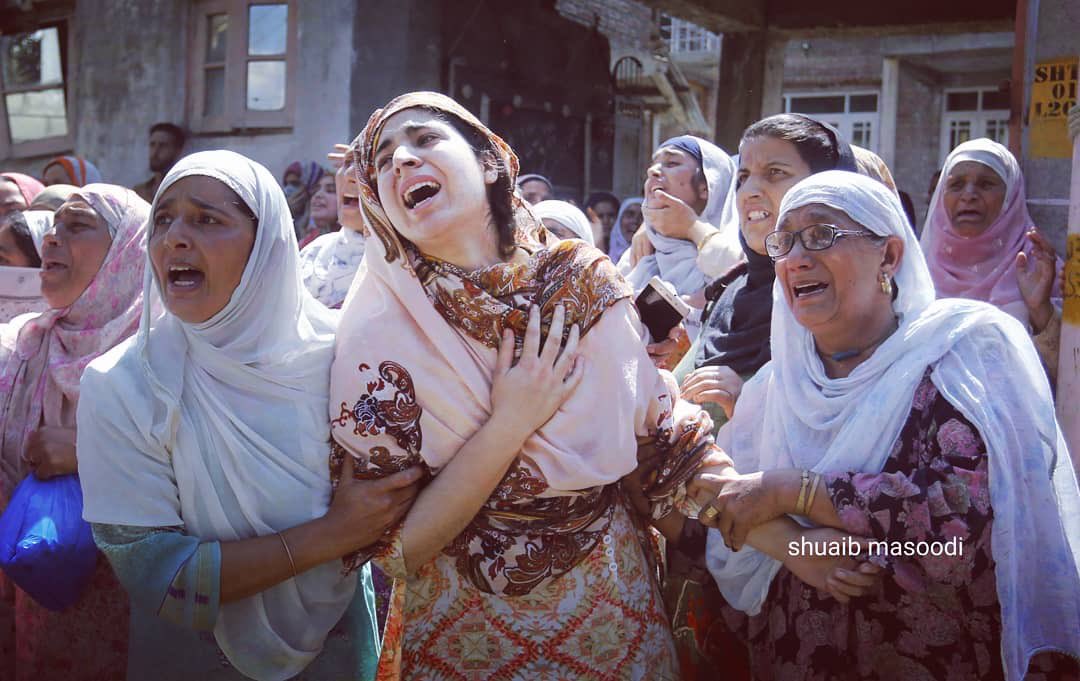 hussain_imtiyaz's tweet photo. The devastation that terrorism does to families is immeasurable and bereaved mothers of Kashmir know what it means. Wailing relatives of martyred cop in pics. Heartfelt condolences. https://t.co/wxdnlFc63V
