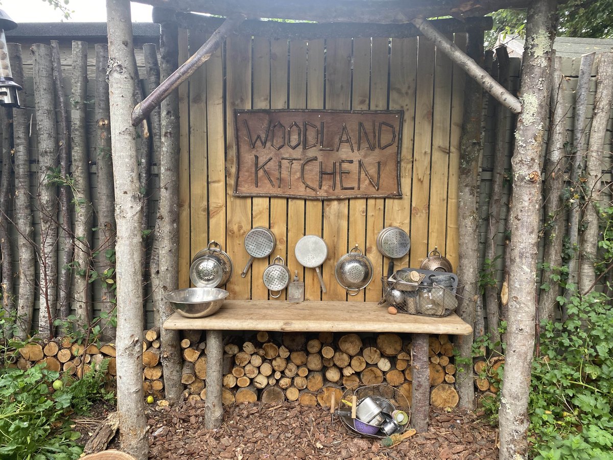 yf_kindergarten's tweet photo. New woodland kitchen ready for the day! Thank you Ben and Olivia you are brilliant #sustainableeducation #reusedequipment #woodlandgarden #outstandingeducation #bencole https://t.co/PVPY78PWKa