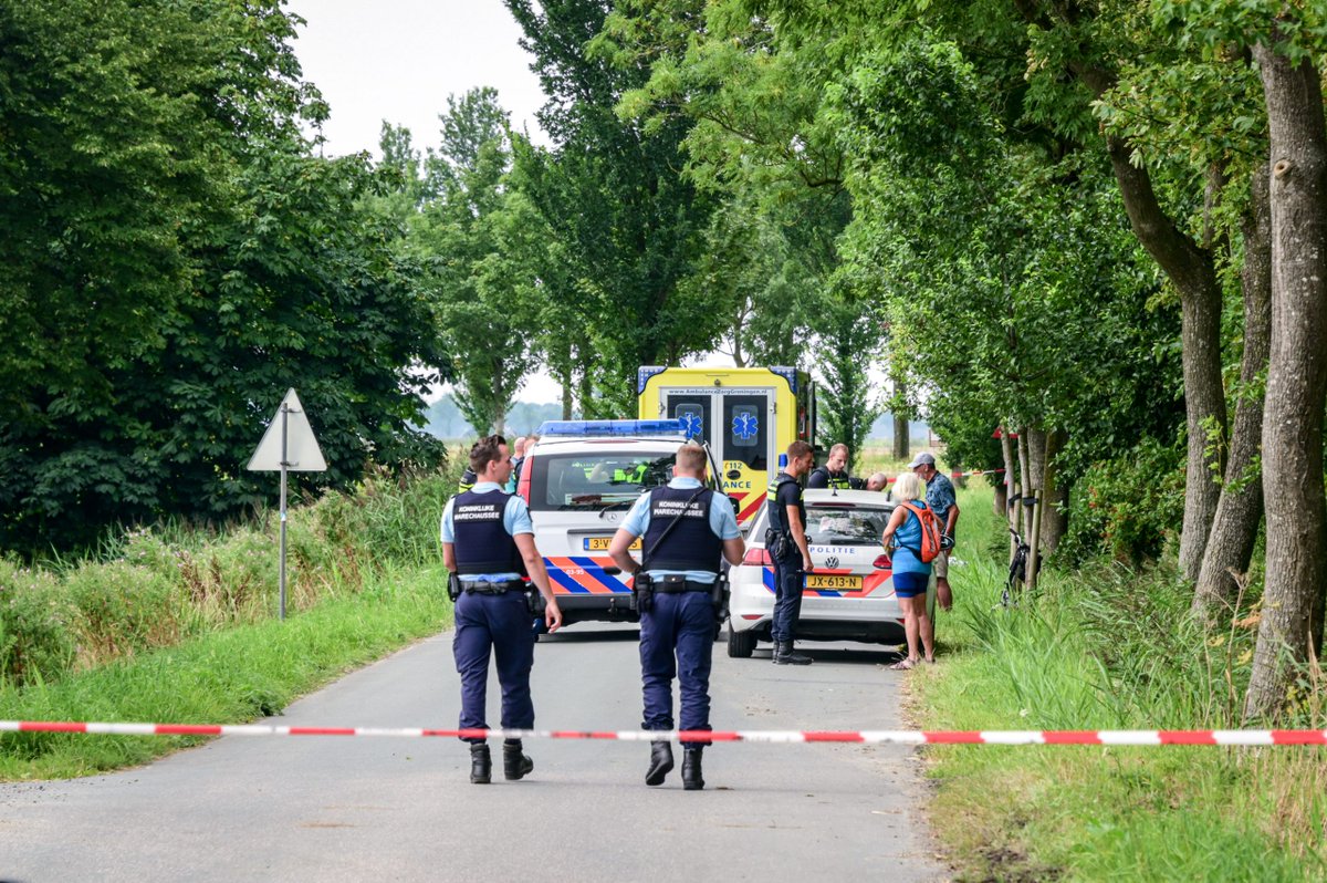 Fietser overleden na aanrijding; veroorzaker ligt verderop in de sloot -..