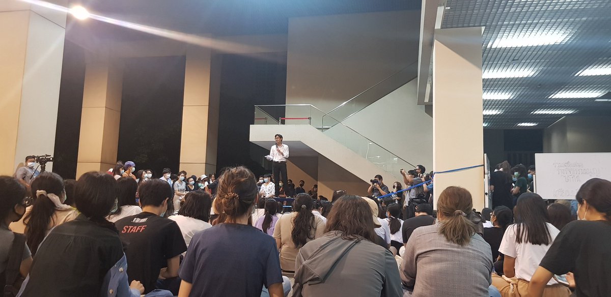 19.32 นิสิต ปวศ. อักษร จุฬาฯ กำลังปราศรัย เรื่อง"สถาบันกษัตริย์กับประวัติศาสตร์ไทย" เผย มธ.เป็นสายบู๊ จุฬาสายบุ๋น กำลังเริ่มบทแรกด้วยการนิยามว่า "กษัตริย์" แปลว่าอะไร 
#จุฬามาแน่
#เสาหลักจะหักเผด็จการ