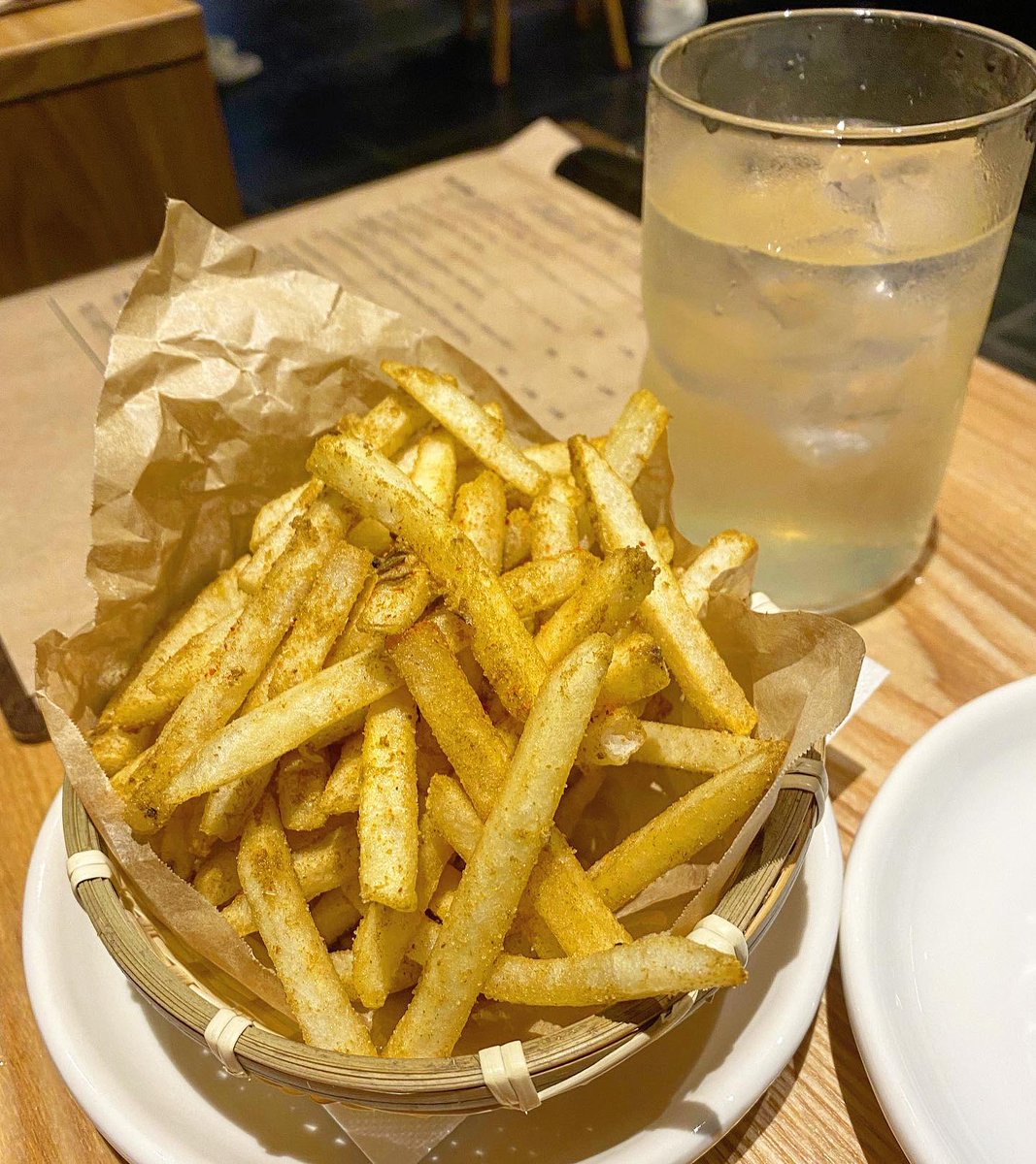 アーバンおじさん 臺虎精釀の東京店に初めて行った 台式レモンサワービールとipa Ipaはやっぱりおいしい レモンサワー ビールはほぼ普通のレモンサワーで度数が8 あるので つまみがないと酔う 虎がwaになって踊るお皿カワイイ クミン振ったフライド