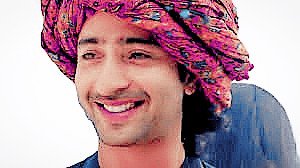 On the very first episode A banjara Abir was introduced with us.. Who did shayari, was carefree, funloving, selfless & a cheerful guy..Abir loves to make people happy. For this he can hide his own sufferings too.  #ShaheerSheikh  #ShaheerAsAbir  #YRHPKHits300