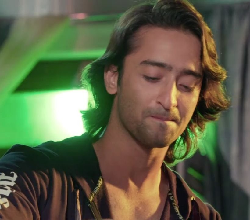 Gradually we were understanding Abir from the core of heart. Now he has become a part of our daily life. He taught us many life motivational lessons. Like "Agar life main 1% bhi chances ho na toh woh lena chaiye "  @Shaheer_S #ShaheerSheikh  #ShaheerAsAbir  #YRHPKHits300