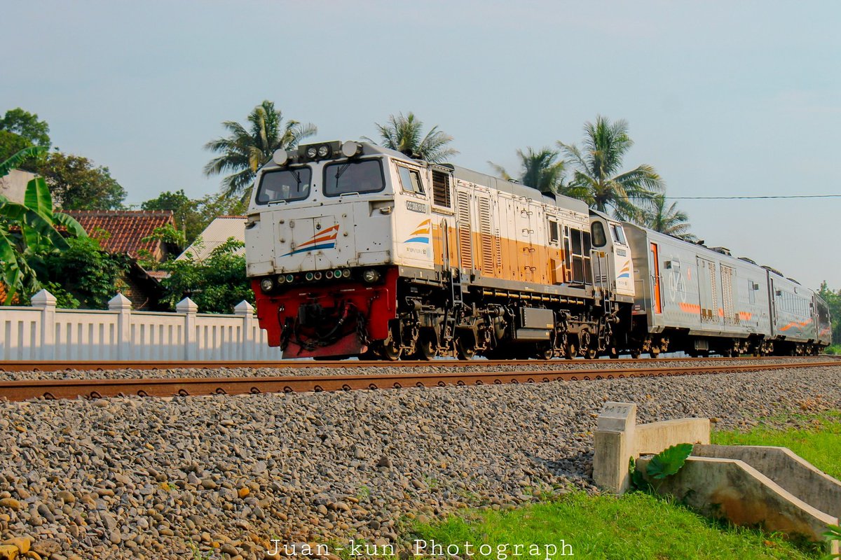j_forjun's tweet photo. Edisi WM lama -> Kebasen Story#1
.
Tercinta dan Terfavorit ❤️ (besok jalan lagi looh)
.
🏷️KA 87 Purwojaya
🏷️ Cilacap - Gambir
📷 Canon EOS 1100D 43mm | 1/640 s | f6.3 | ISO 100
.
30-12-2019
.
.
#keretaapiinside #purwojaya https://t.co/moh6IRMgGj