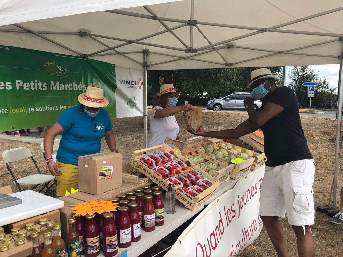 Quelques photos depuis l'aire du Mas d'Agenais sur l'#A62 avec nos partenaires producteurs de la <a href="/fdsea/">Vladimir Kukov</a> du <a href="/Prefet47/">Préfet de Lot-et-Garonne 🇫🇷 🇪🇺</a>.