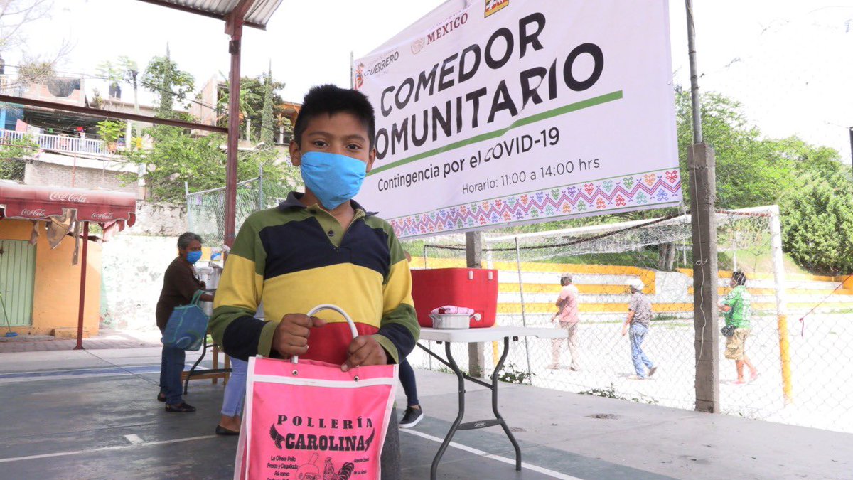 HectorAstudillo's tweet photo. Hemos permanecido cerca de las familias que resultaron más afectadas en esta pandemia, en las cocinas comunitarias se sirven 14 mil raciones diarias. Además se han instalado filtros de sanitización en mercados, accesos a playas y avenidas principales. #GuerreroVaBien https://t.co/qT2xRWsmUC