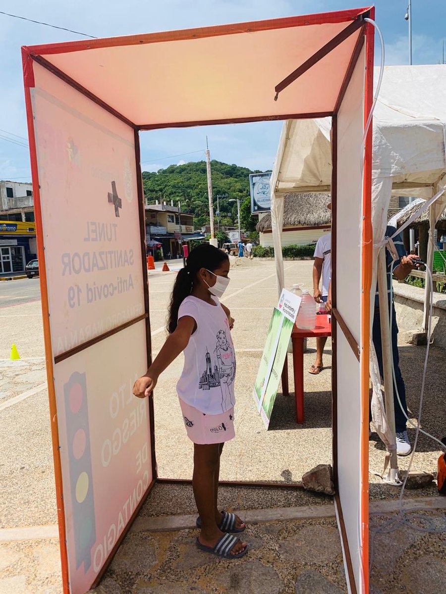 HectorAstudillo's tweet photo. Hemos permanecido cerca de las familias que resultaron más afectadas en esta pandemia, en las cocinas comunitarias se sirven 14 mil raciones diarias. Además se han instalado filtros de sanitización en mercados, accesos a playas y avenidas principales. #GuerreroVaBien https://t.co/qT2xRWsmUC