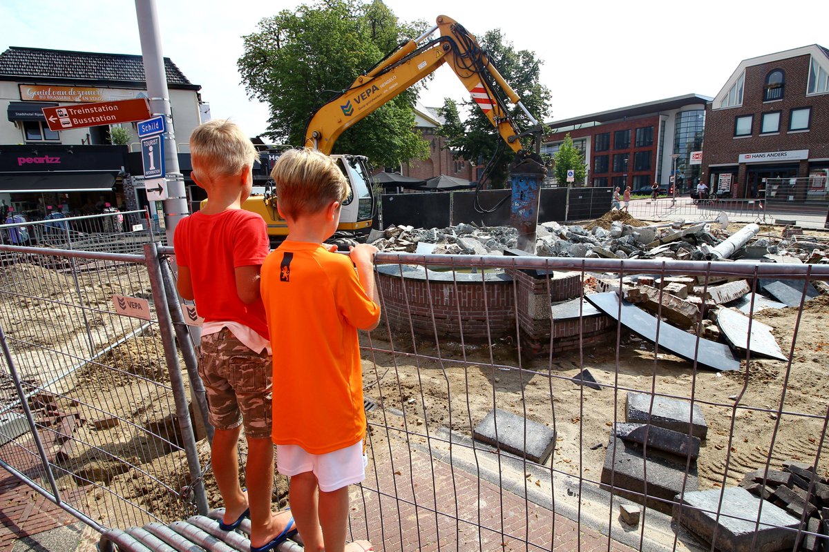 De fontein op het winkelerf in #rijssen die gebouwd werd in de jaren '80 werd deze week gesloopt. Meer foto's op fotorijssen.nl