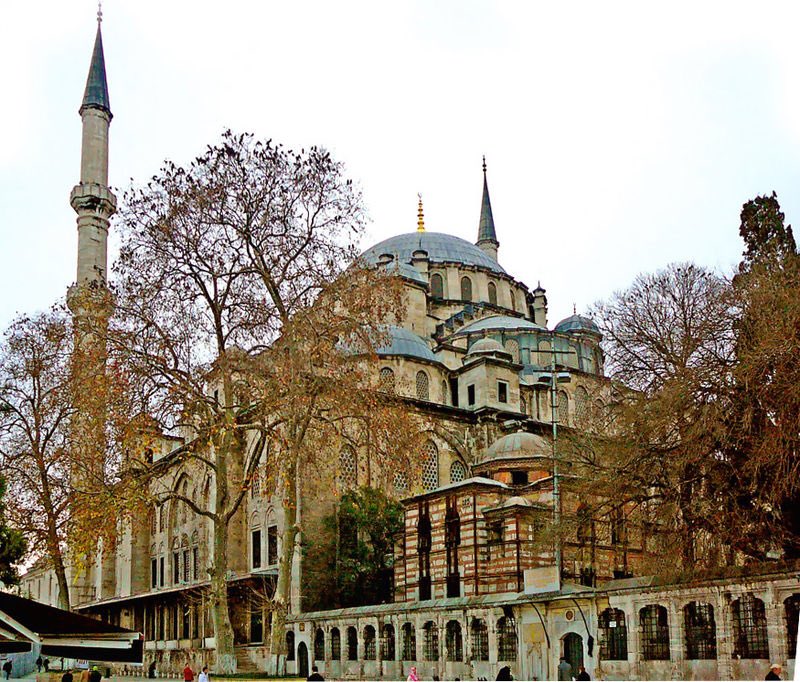 Fatih Camii est une mosquée ottomane située a Istanbul. Elle porte le nom du Sultan ottoman Fatih Sultan Mehmed qui en 1453 conquit Constantinople. C'est l'un des plus grands exemples d'architecture ottomane et islamique à Istanbul. La mosquée comprend également la madrassa-