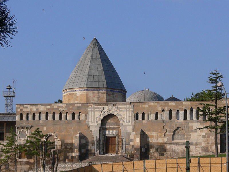 Ala'ad-Dîn Camii est le principal monument de la citadelle de Konya. L'édifice servait de Mosquée au Sultanat de Roum et contient le mausolée de cette dynastie seldjoukide. La citadelle comme la mosquée portent le nom du sultan Ala'ad-Dîn Kay Qubadh Ier.