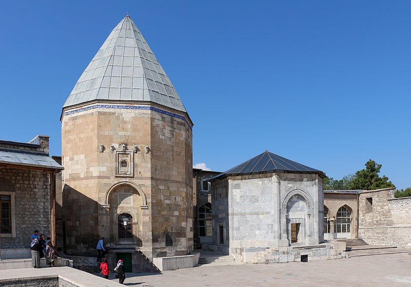 Ala'ad-Dîn Camii est le principal monument de la citadelle de Konya. L'édifice servait de Mosquée au Sultanat de Roum et contient le mausolée de cette dynastie seldjoukide. La citadelle comme la mosquée portent le nom du sultan Ala'ad-Dîn Kay Qubadh Ier.
