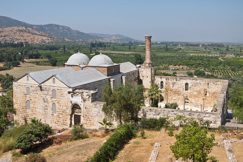 La mosquée d'İsa Bey est la mosquée principale d'Ayasoluk. C'est le monument le plus important subsistant de l'époque des Aydınoğulları (émirat d’Aydın) à Ayasoluk. Une inscription placée au-dessus de la porte indique qu'elle fut construite l'an 776 de l'Hégirew.