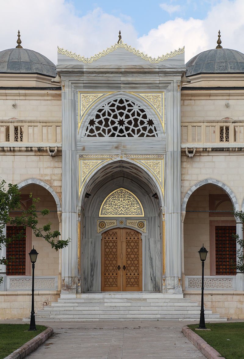 Sabancı Merkez Camii se situe a Adana. La mosquée ressemble de l’extérieur à la Mosquée bleue et à l’intérieur à la Mosquée Selimiye. La mosquée dispose de cinq dômes à six minarets de 99 m.Le financement de la mosquée s'est fait par les dons du peuple (50 %) et le reste par
