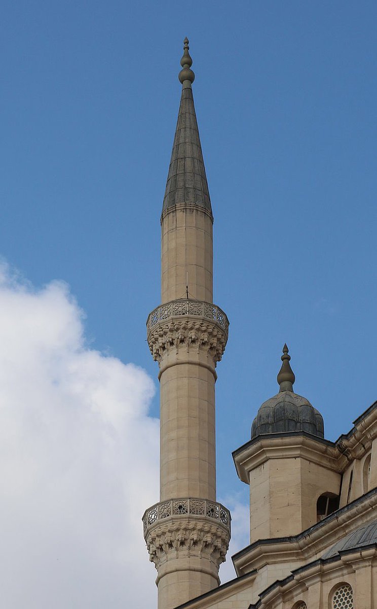 Sabancı Merkez Camii se situe a Adana. La mosquée ressemble de l’extérieur à la Mosquée bleue et à l’intérieur à la Mosquée Selimiye. La mosquée dispose de cinq dômes à six minarets de 99 m.Le financement de la mosquée s'est fait par les dons du peuple (50 %) et le reste par