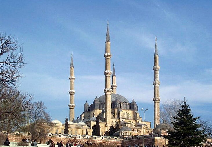 Selimiye Camii est une mosquée située à Edirne. Elle a été commandée par le sultan Selim II, imaginée par l'architecte Sinan. Elle est considérée comme son chef-d'œuvre, ainsi que l'un des chefs-d'œuvre de l'architecture islamique. Elle est d'ailleurs inscrite au Patrimoine